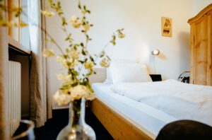 EZ_bett-mit-blume_DMNK6745_web-1920x1269